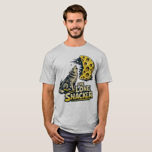 The Lone Snacker Funny Howling Fox Moon Graphic Tシャツ (正面フル)