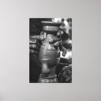 The Master’s Touch: Traditional Pottery Shaping in キャンバスプリント