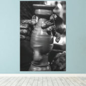 The Master’s Touch: Traditional Pottery Shaping in キャンバスプリント (インサイチュ (ウッドフロア))