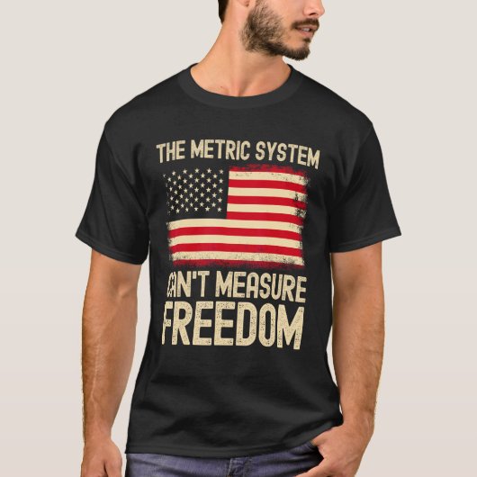 The Metric System Can t Measure Freedom USA Flag 4 Tシャツ (正面)