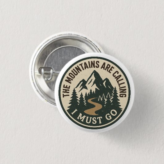 The Mountains Are Calling – Adventure Hiking Badge 缶バッジ (正面&裏面)