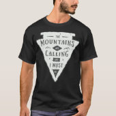 The mountains are calling and i must fatigue adven tシャツ (正面)