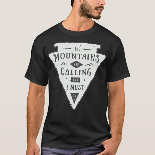 The mountains are calling and i must fatigue adven tシャツ (正面)