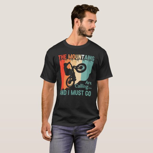 The Mountains Are Calling and I Must Go Mountain B Tシャツ (正面フル)