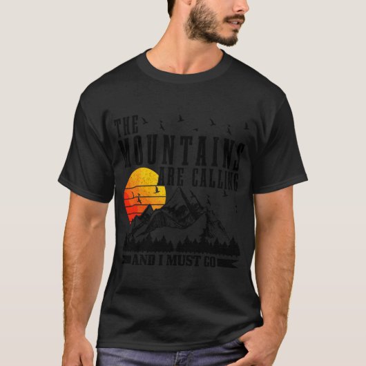 The Mountains Are Calling I Must Go Hiking Camping Tシャツ (正面)