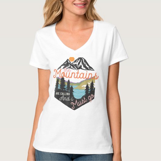 The Mountains Are Calling Vintage Hiking Adventure Tシャツ (正面)