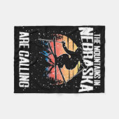 The Mountains In Nebraska Are Calling Funny Skiing フリースブランケット (正面(横))