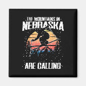 The Mountains In Nebraska Are Calling Funny Skiing マグネット (正面)