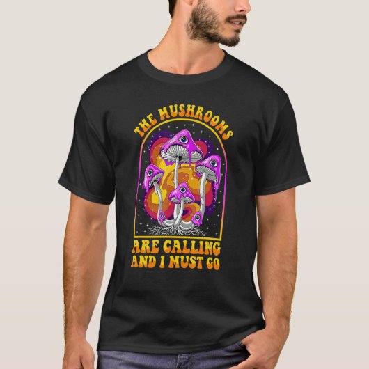 The Mushrooms Are Calling I Must Go Mycologist Gif Tシャツ (正面)