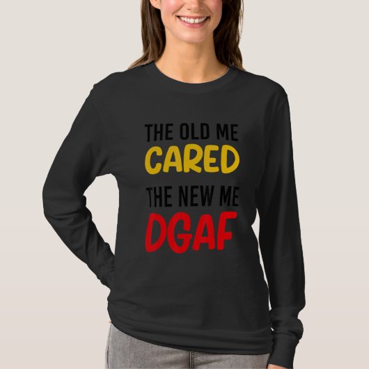 The Old Me Cared The New Me DGAF Apparel sarcasm Tシャツ (正面)