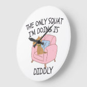 The Only Squat I'M Doing Is Diddly ラージ壁時計 (傾斜)
