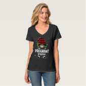 The Pregnant Gnome Buffalo Plaid Christmas Matchin Tシャツ (正面フル)