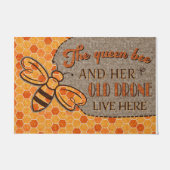 The Queen Bee And Her Old Drone Live Here ドアマット (正面)