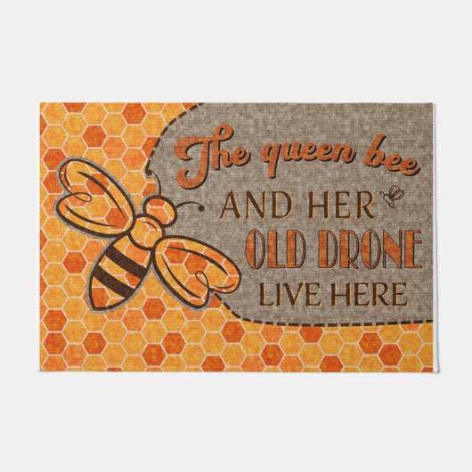 The Queen Bee And Her Old Drone Live Here ドアマット (正面)