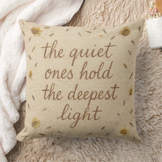 The Quiet Ones Hold the Deepest Light Throw Pillow クッション (ブランケット)