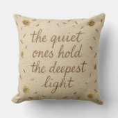 The Quiet Ones Hold the Deepest Light Throw Pillow クッション (正面)
