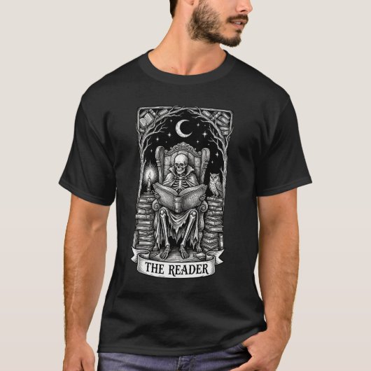 The Reader Skeleton Tarot Card Dark Academia Tシャツ (正面)