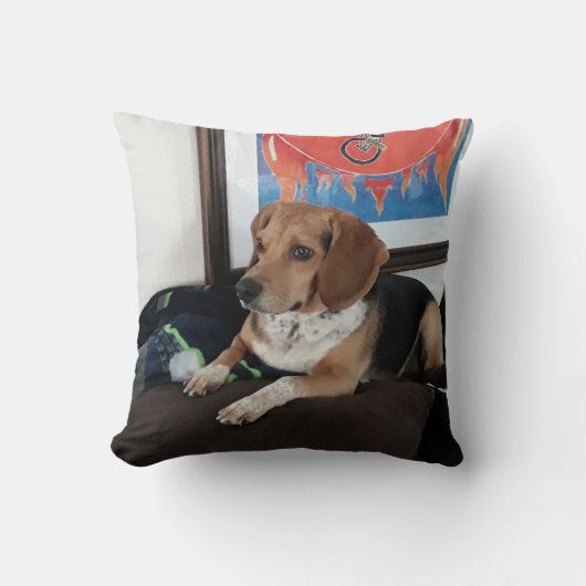 The Regal Beagle Toss Pillow クッション (正面)