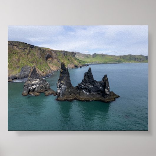 The Reynisdrangar rock formations in Iceland ポスター (正面)