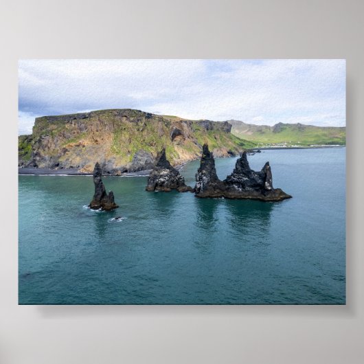 The Reynisdrangar rock formations in Iceland ポスター (正面)