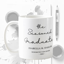The Seasoned Graduate パーソナライズデザイン コーヒーマグカップ