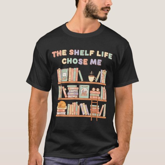 The Shelf Life Chose Me Bookstore Reading Lover Gr Tシャツ (正面)