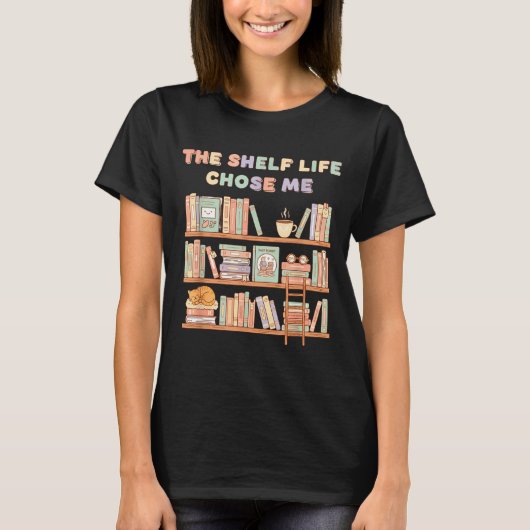 The Shelf Life Chose Me Bookstore Reading Lover Gr Tシャツ (正面)