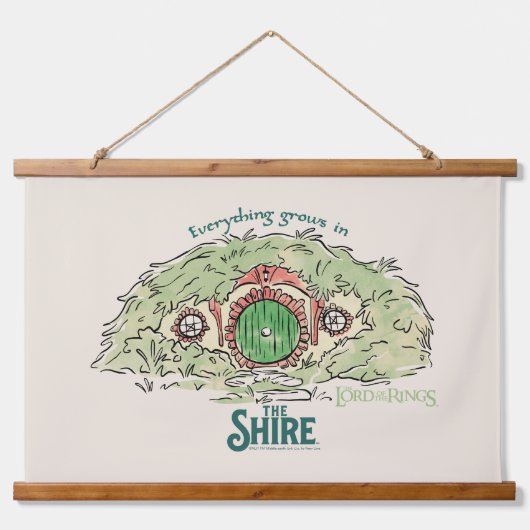 THE SHIRE™ではすべてが育つ 吊り下げ型タペストリー (正面)