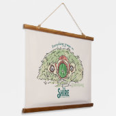 THE SHIRE™ではすべてが育つ 吊り下げ型タペストリー (傾斜あり)