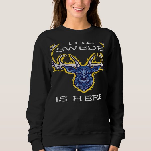 The Swede Is Here Sweden Moose Swedish Elk Flag Pr スウェットシャツ (正面)