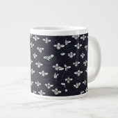 The Tiny Bee Trail Minimalist Mug ジャンボコーヒーマグカップ (正面右)