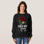 The Tired Mom Gnome Buffalo Plaid Christmas Matchi スウェットシャツ (正面フル)