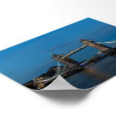 The tower bridge at blue hour ポスター (角)