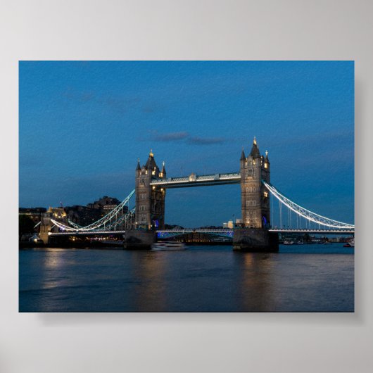 The tower bridge at blue hour ポスター (正面)
