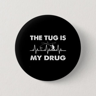 The Tug Is My Drug - 釣り好きのためのおもしろデザイン 缶バッジ