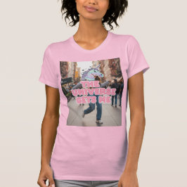 The Universe Gets Me Tシャツ