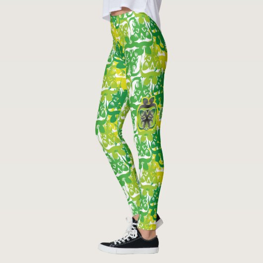 THE WILD BOAR EATS APPLES BY MASANSER レギンス (左)