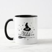 The Witch Is In | ハロウィンの魔女の帽子と箒 マグカップ (左)