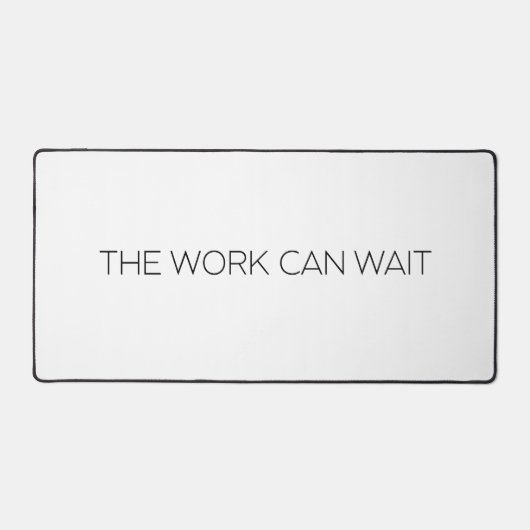 The Work Can Wait ラージ ミニマリスト タイポグラフィック デスクマット (正面)