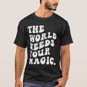 The World Needs Your Magic Motivational Retro Tシャツ (正面)
