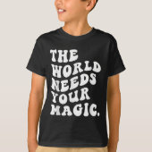 The World Needs Your Magic Motivational Retro  Tシャツ (正面)