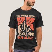 The World Needs Your Magic Retro Floral Sitive Mot Tシャツ (正面)