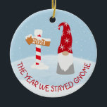 The Year we Stayed Home 2021 Gnome Christmas セラミックオーナメント<br><div class="desc">This design may be personalized in the area provided by changing the photo and/or text. Or it can be customized by choosing the click to customize further option and delete or change the color of the background, add text, change the text color or style, or delete the text for an...</div>