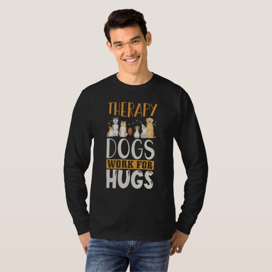 Therapy Dog Design - Therapy Dogs Work For Hugs Tシャツ (正面フル)