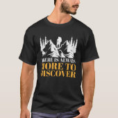 There Is Always More To Discover Outdoor Hiking Mo Tシャツ (正面)