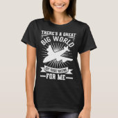 There's A Big World Out There   Traveling Tシャツ (正面)