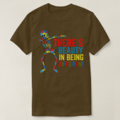 There's Beauty in Being Different Dabbing Skeleton Tシャツ (デザイン正面)
