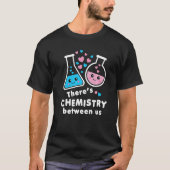 There's Chemistry Between Us Funny Science Valenti Tシャツ (正面)