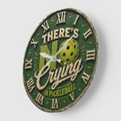 There's No Crying in Pickleball ラージ壁時計 (傾斜)