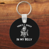 There's Skelly In My Belly Halloween Pregnant Mom キーホルダー (正面)